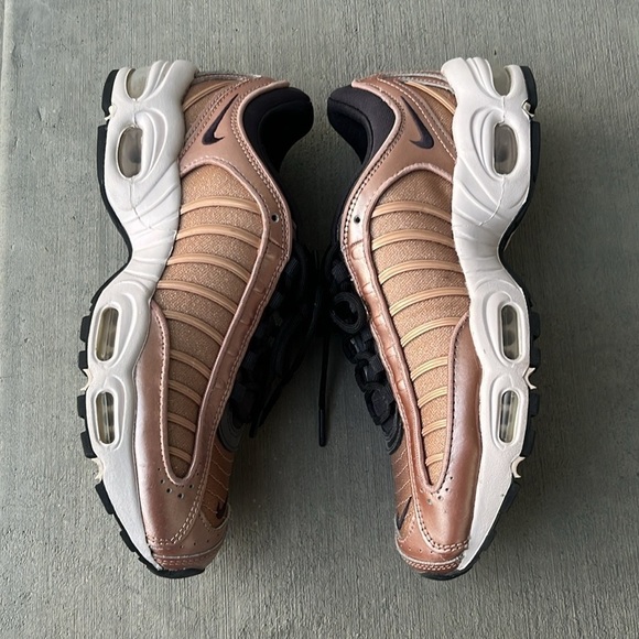 NIKE Air Max Tailwind lV Sneakers Size 10 - Picture 2 of 9